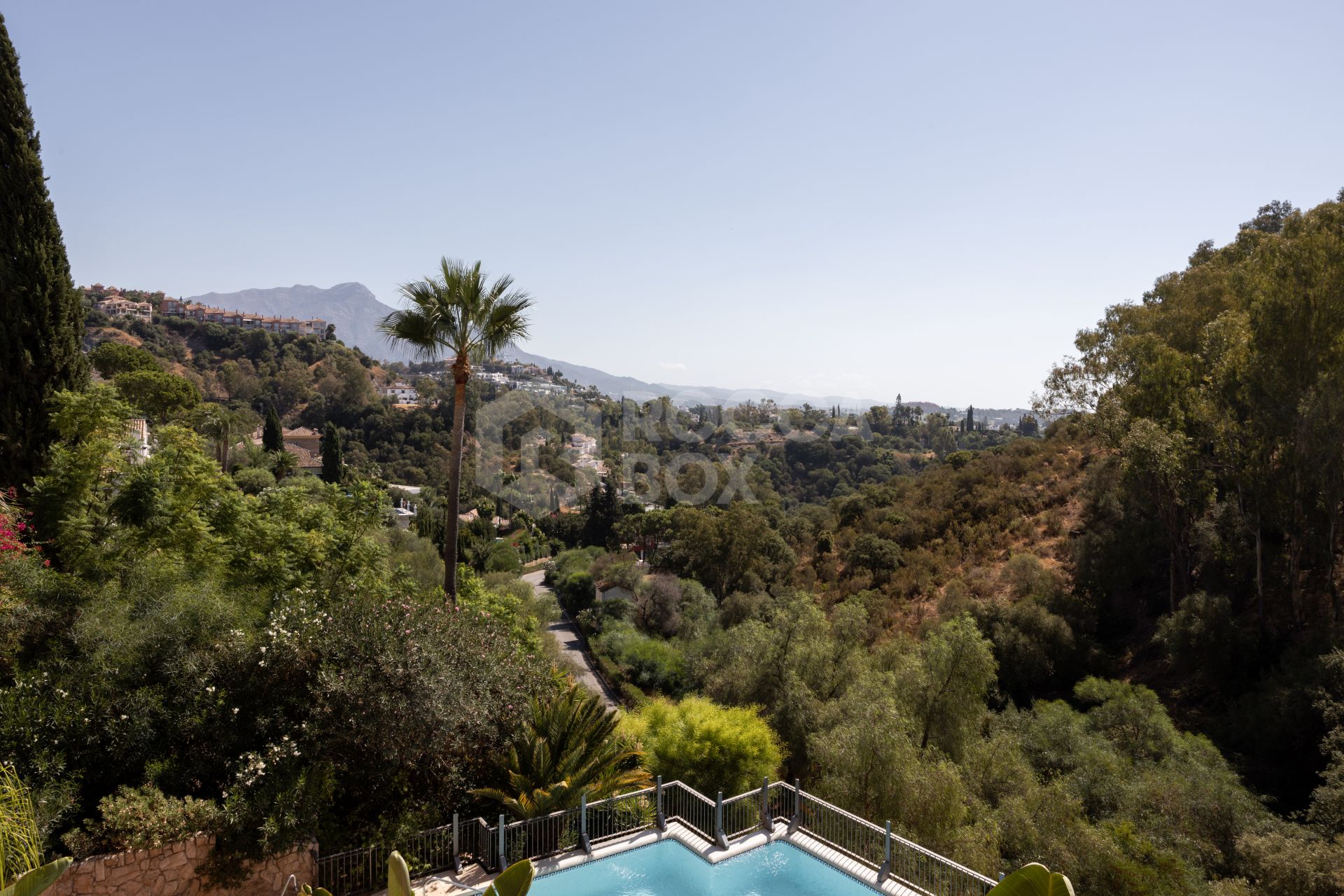 Elegant 2-Bedroom apartment with Panoramic Sea Views in Cumbres de Los Almendros, Benahavís