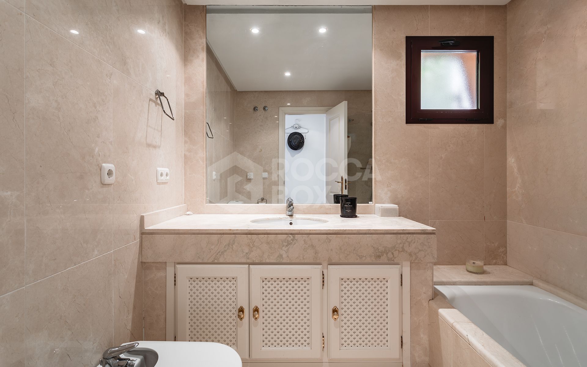 Elegant 2-Bedroom apartment with Panoramic Sea Views in Cumbres de Los Almendros, Benahavís