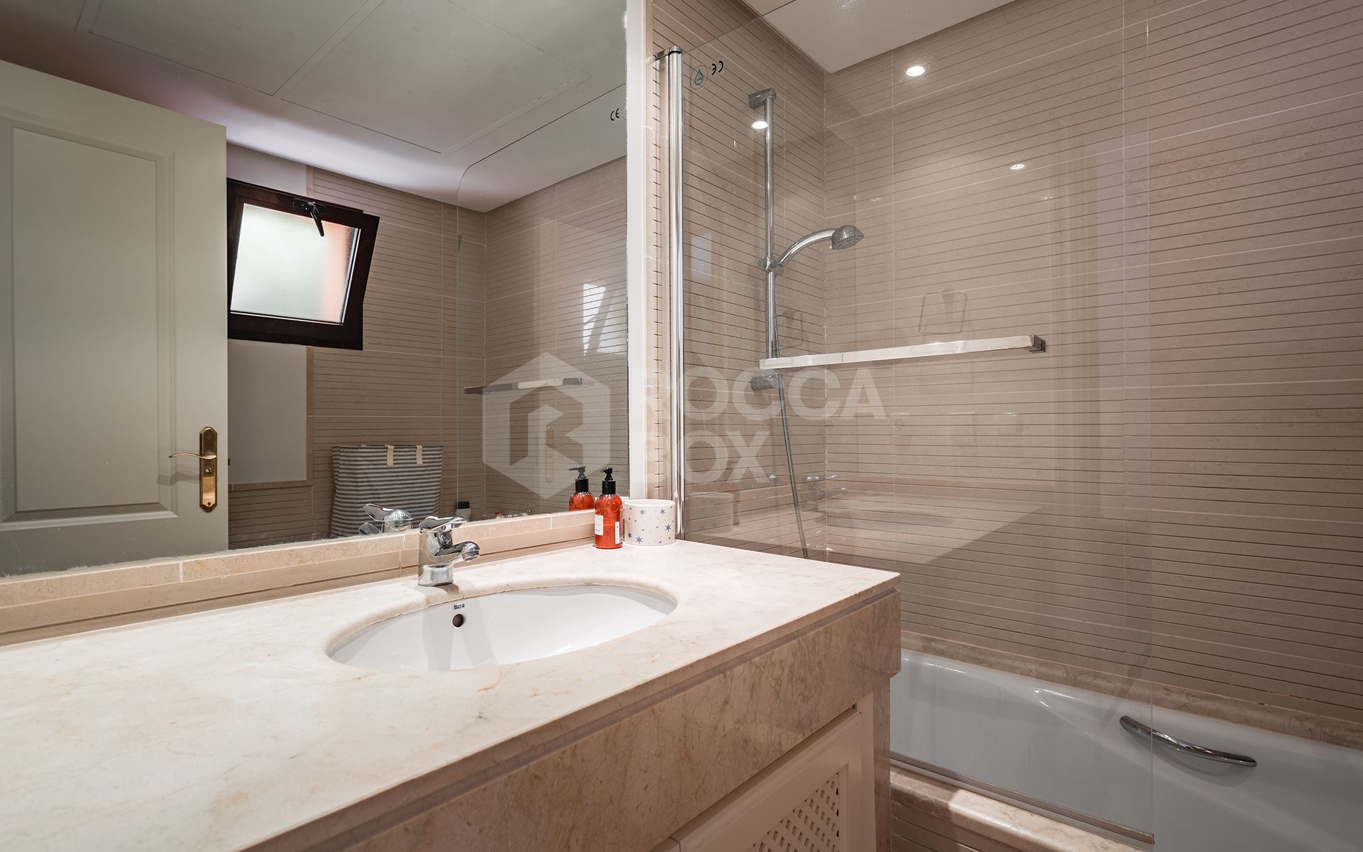 Elegant 2-Bedroom apartment with Panoramic Sea Views in Cumbres de Los Almendros, Benahavís