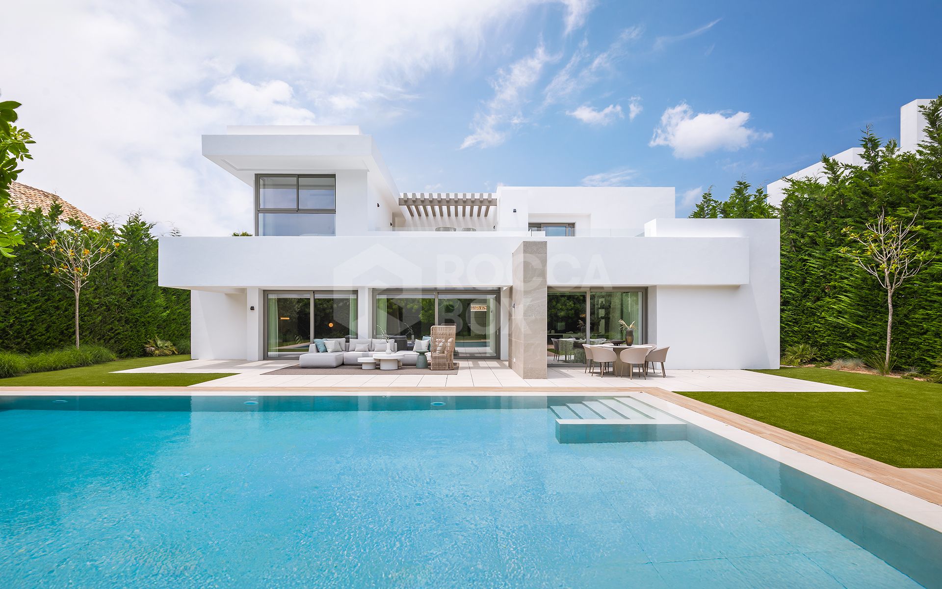 Elegant Contemporary Villa with 5 En-Suite Bedrooms in El Paraíso, New Golden Mile, Marbella