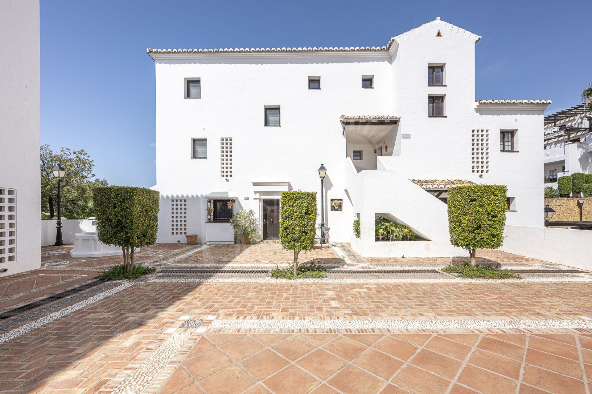 Immaculée face au sud triplex situé dans une communauté fermée à Altos de Los Monteros, Est Marbella