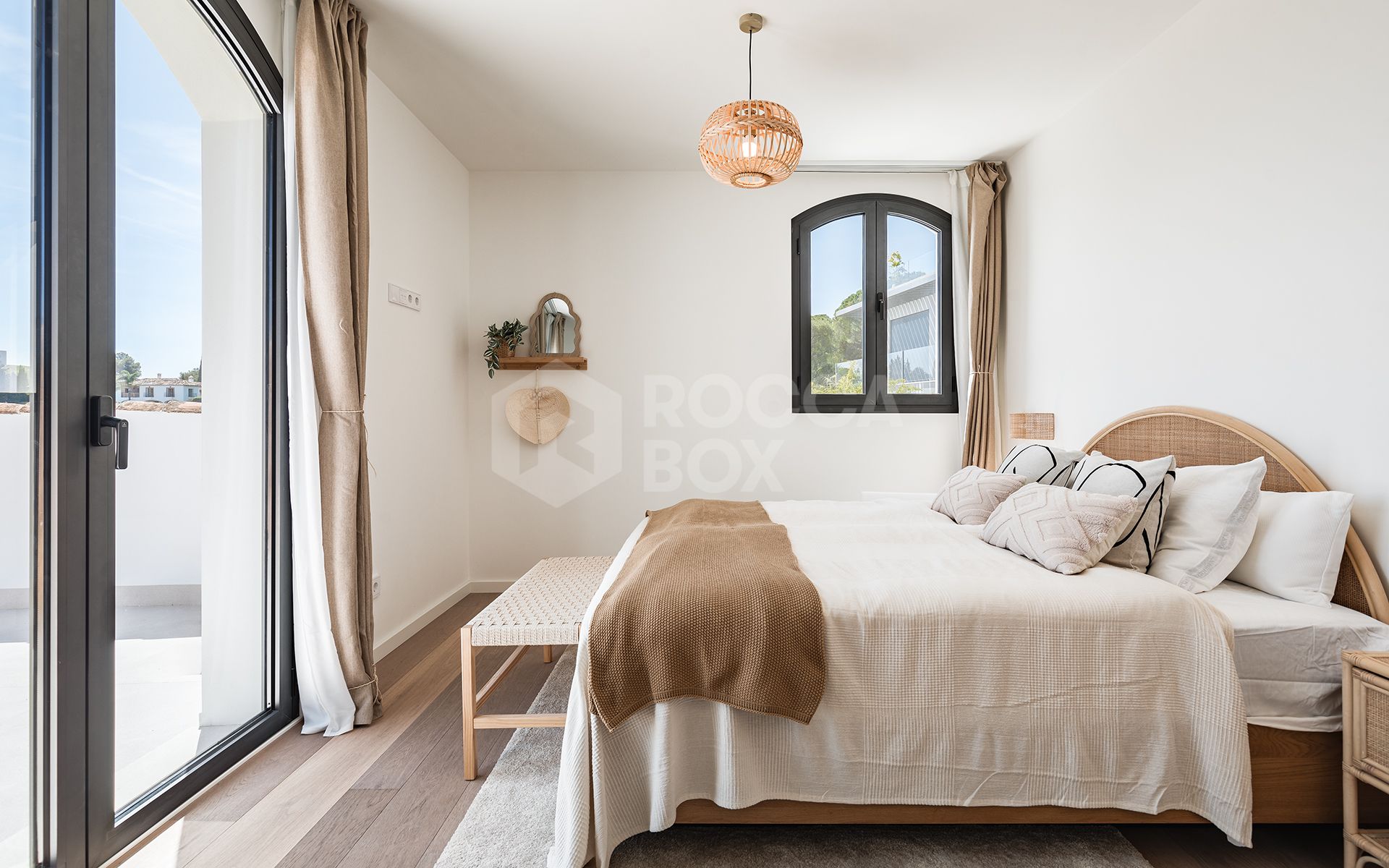 Elegantly renovated luxury villa in the residential gated estate of El Madroñal, Benahavís