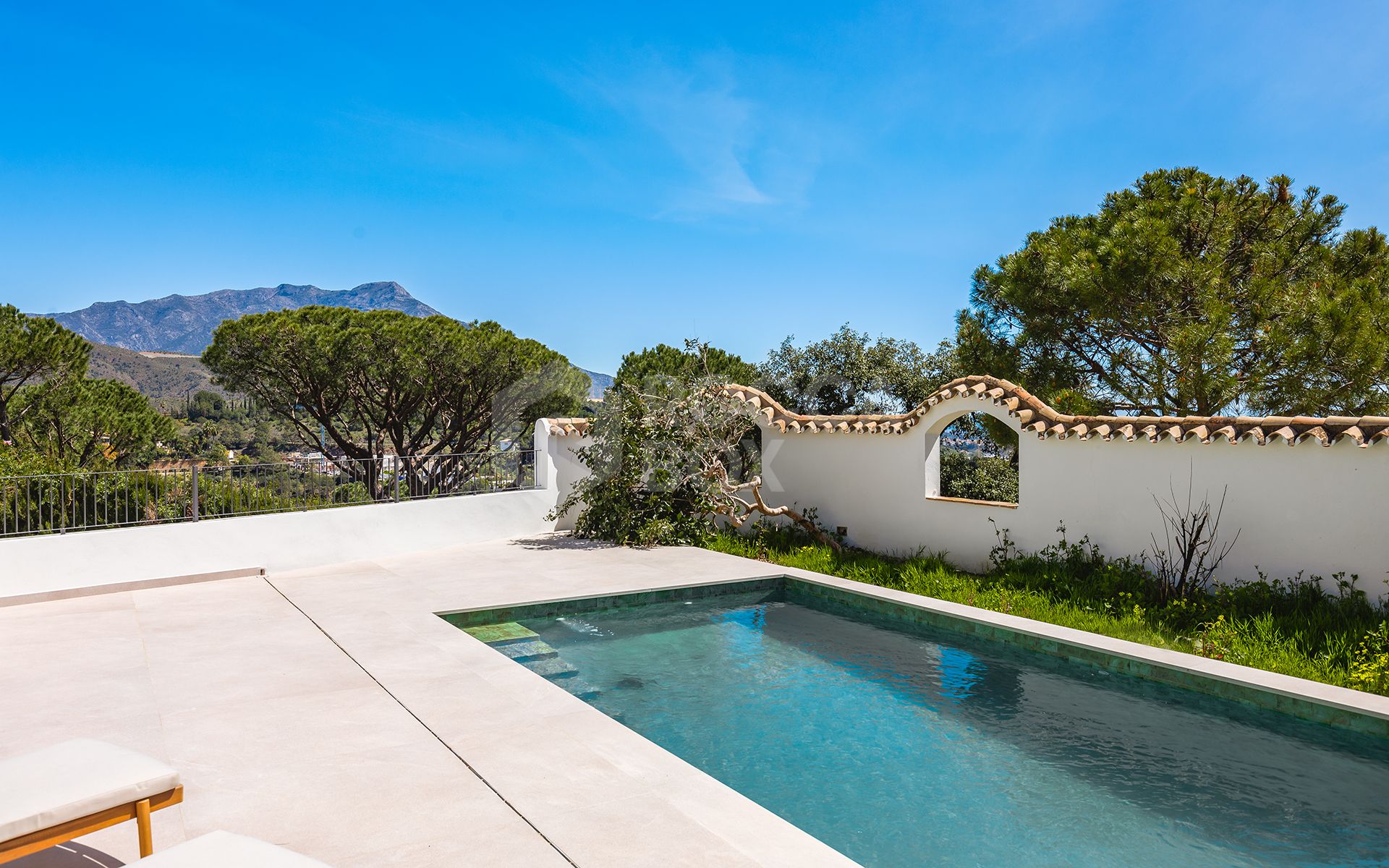 Elegantly renovated luxury villa in the residential gated estate of El Madroñal, Benahavís