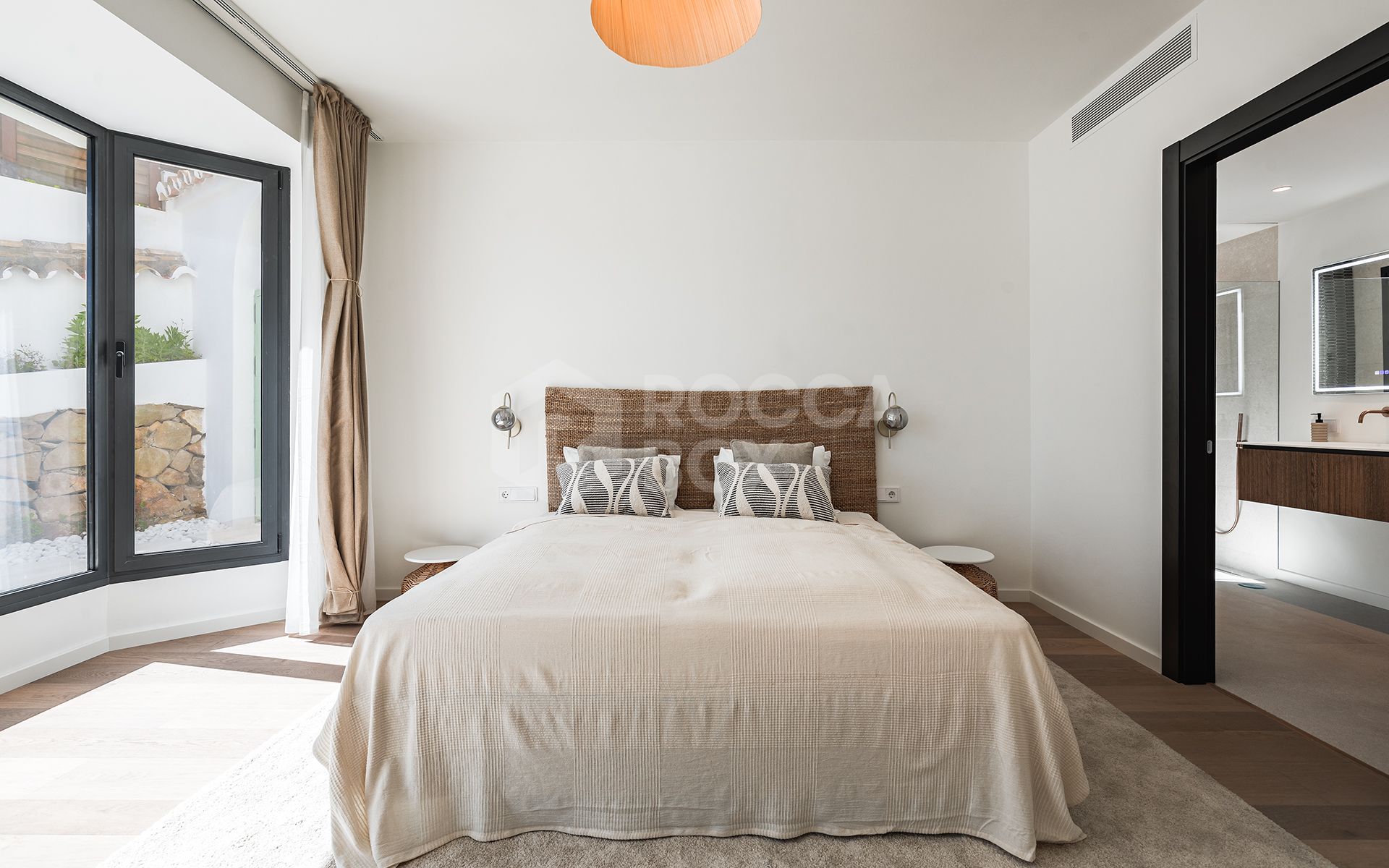 Elegantly renovated luxury villa in the residential gated estate of El Madroñal, Benahavís