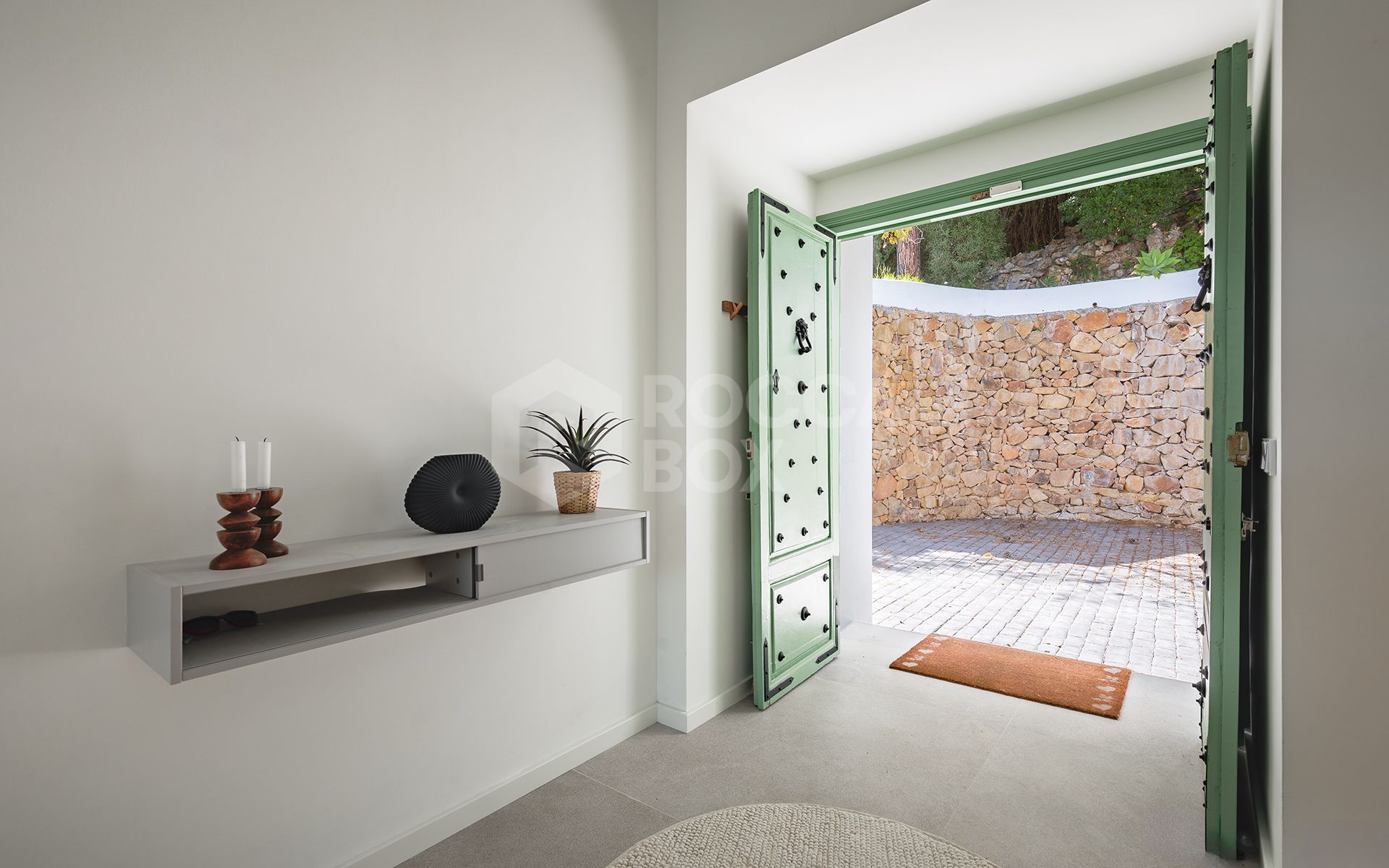 Elegantly renovated luxury villa in the residential gated estate of El Madroñal, Benahavís