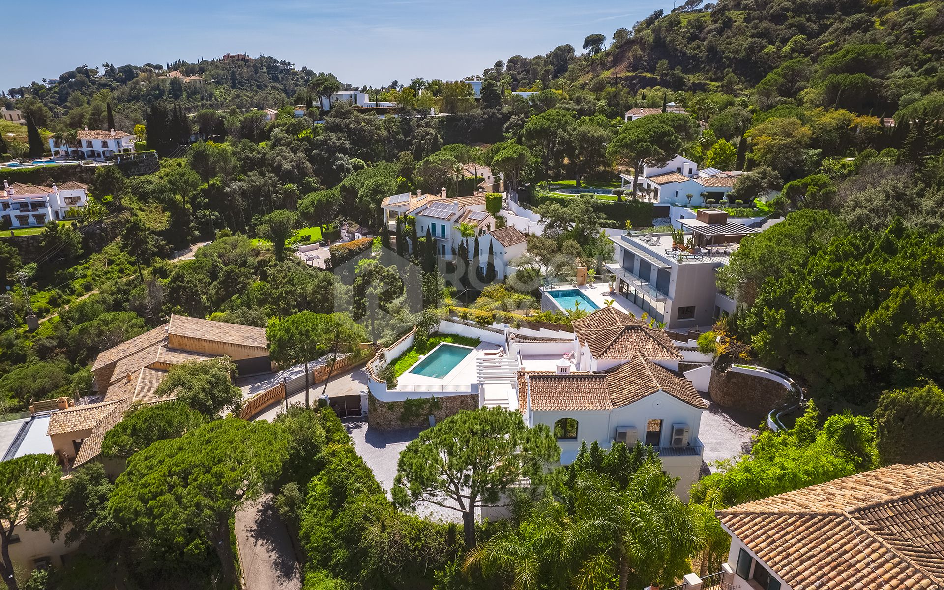 Elegantly renovated luxury villa in the residential gated estate of El Madroñal, Benahavís