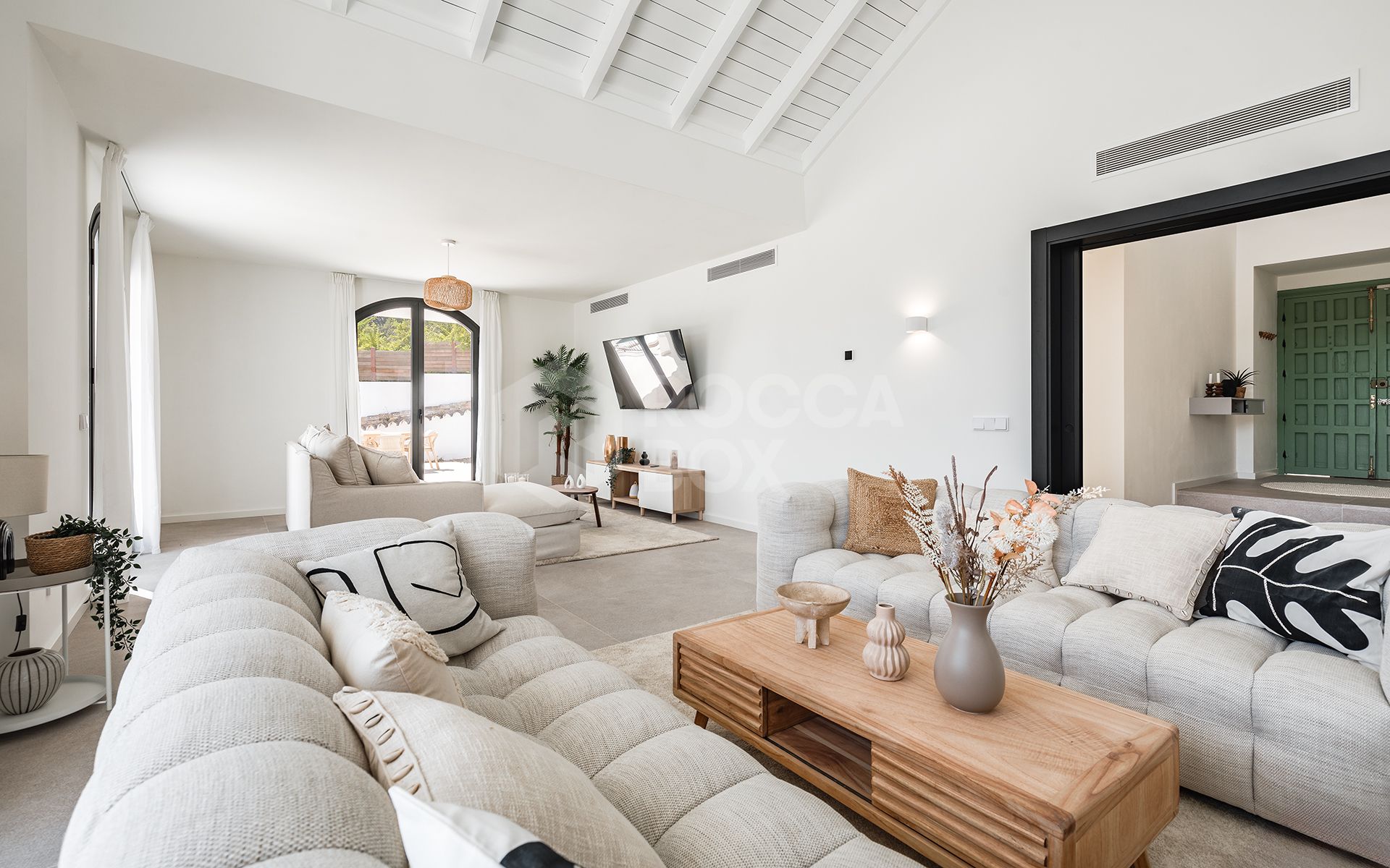 Elegantly renovated luxury villa in the residential gated estate of El Madroñal, Benahavís