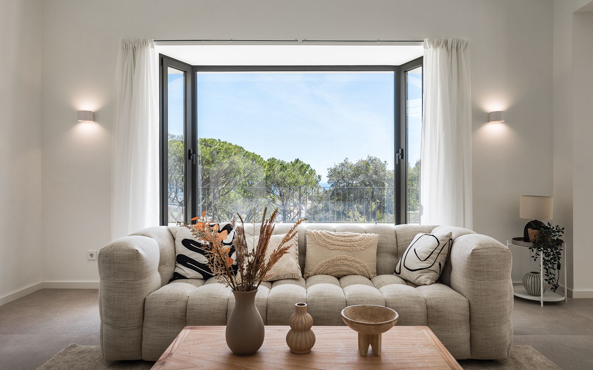 Elegantly renovated luxury villa in the residential gated estate of El Madroñal, Benahavís