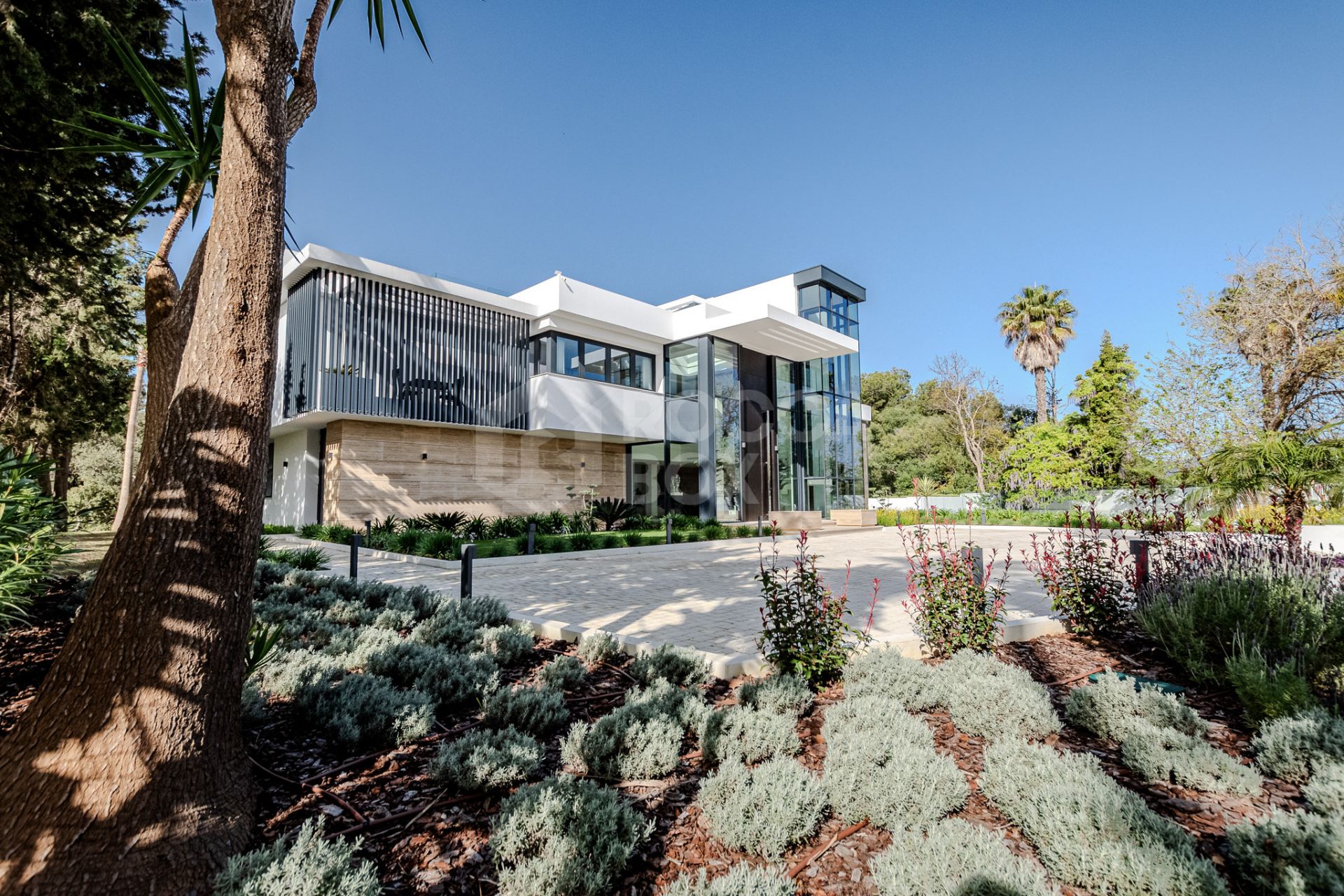 A Masterpiece of Modern Elegance in Sotogrande’s Kings and Queens