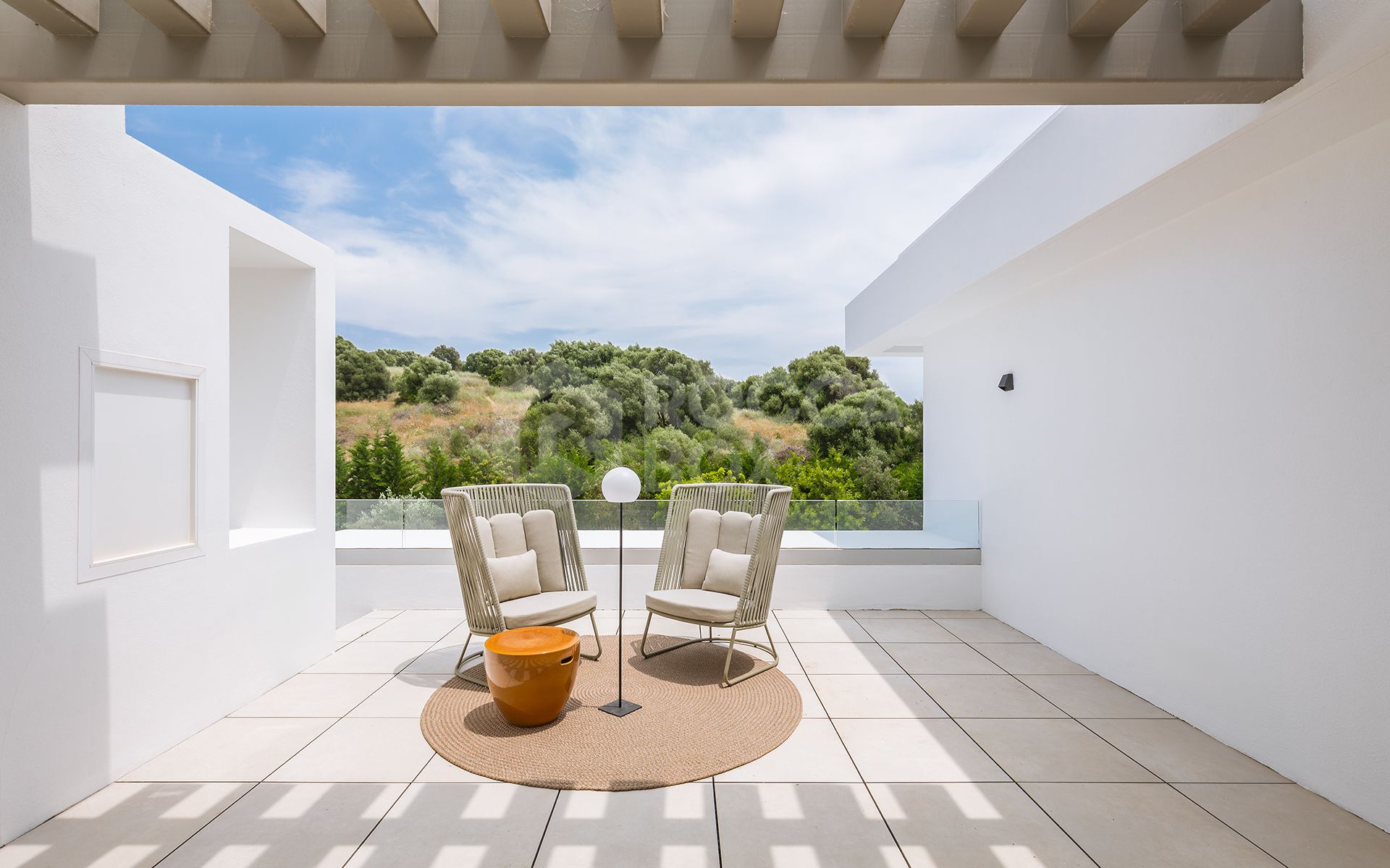 Elegant Contemporary Villa with 5 En-Suite Bedrooms in El Paraíso, New Golden Mile, Marbella