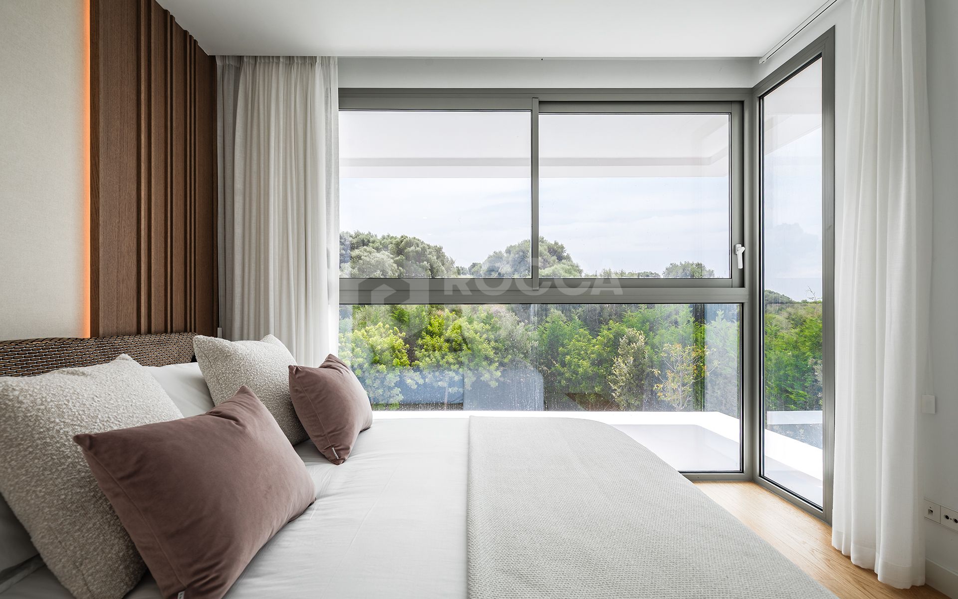 Elegant Contemporary Villa with 5 En-Suite Bedrooms in El Paraíso, New Golden Mile, Marbella