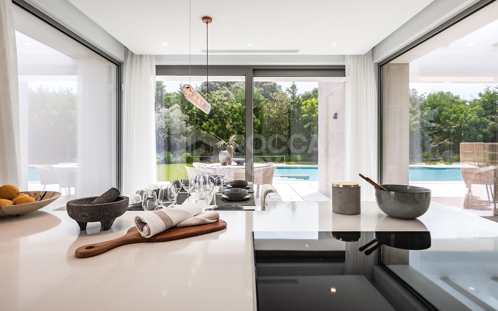 Elegant Contemporary Villa with 5 En-Suite Bedrooms in El Paraíso, New Golden Mile, Marbella