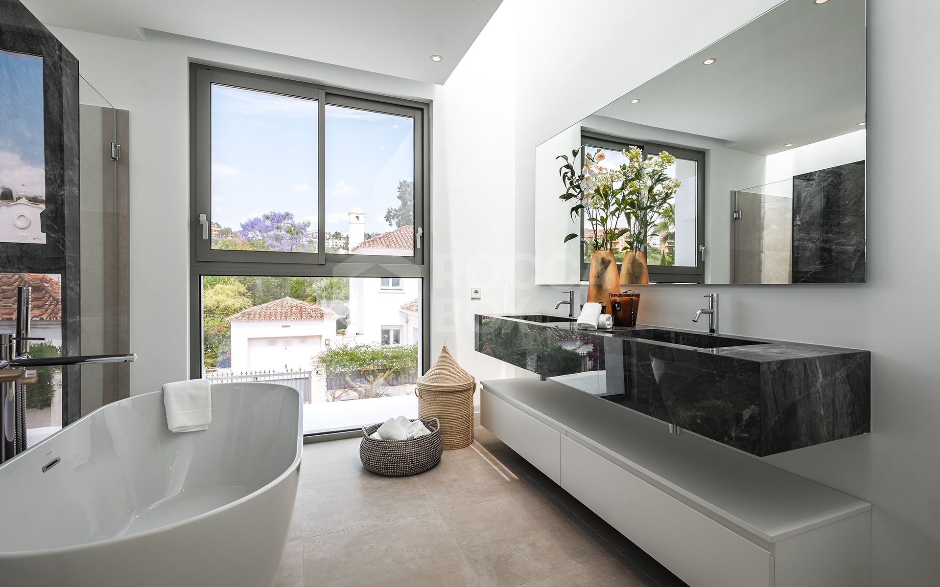 Elegant Contemporary Villa with 5 En-Suite Bedrooms in El Paraíso, New Golden Mile, Marbella