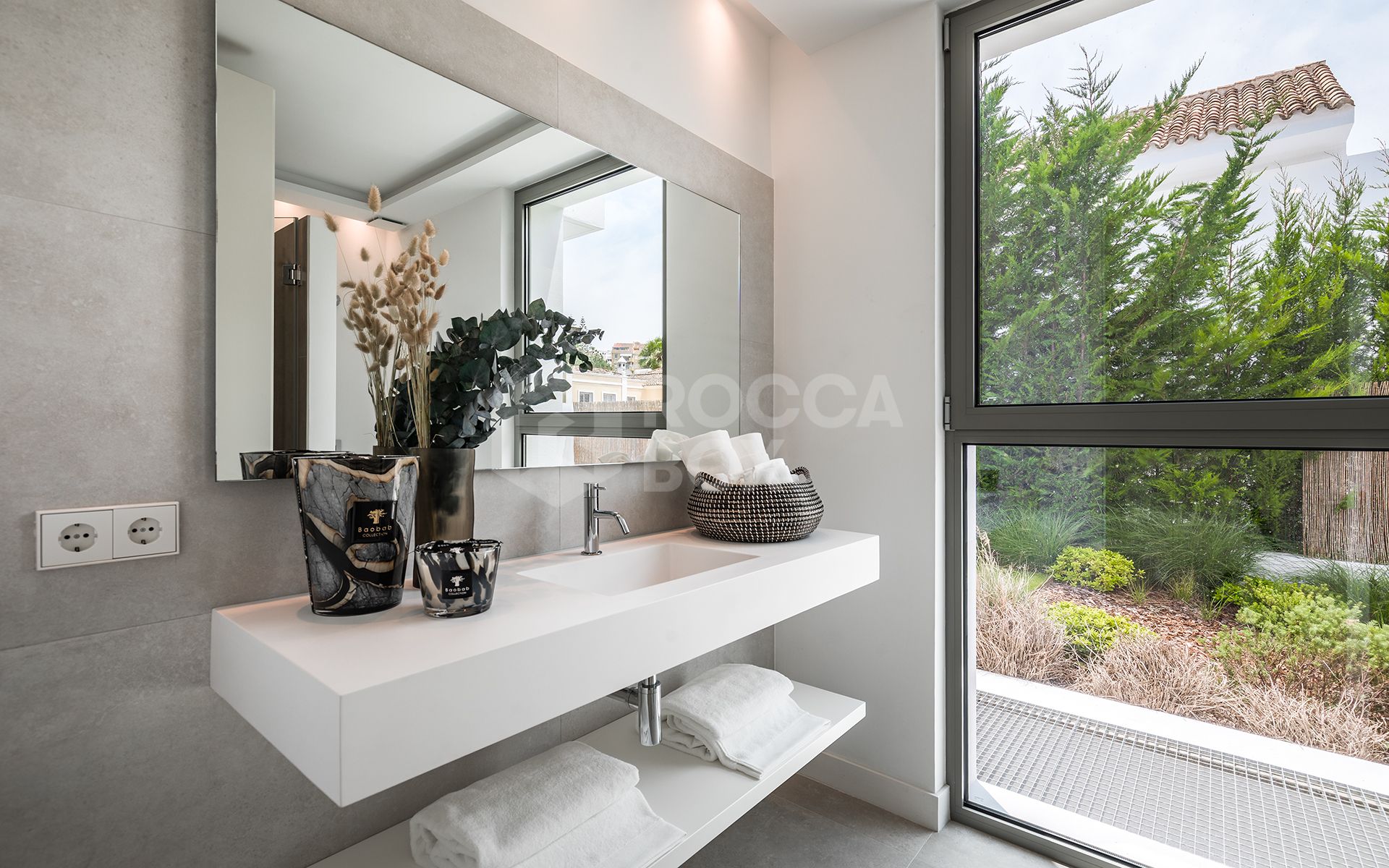 Elegant Contemporary Villa with 5 En-Suite Bedrooms in El Paraíso, New Golden Mile, Marbella