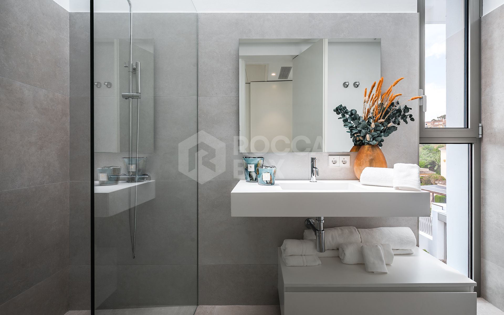 Elegant Contemporary Villa with 5 En-Suite Bedrooms in El Paraíso, New Golden Mile, Marbella