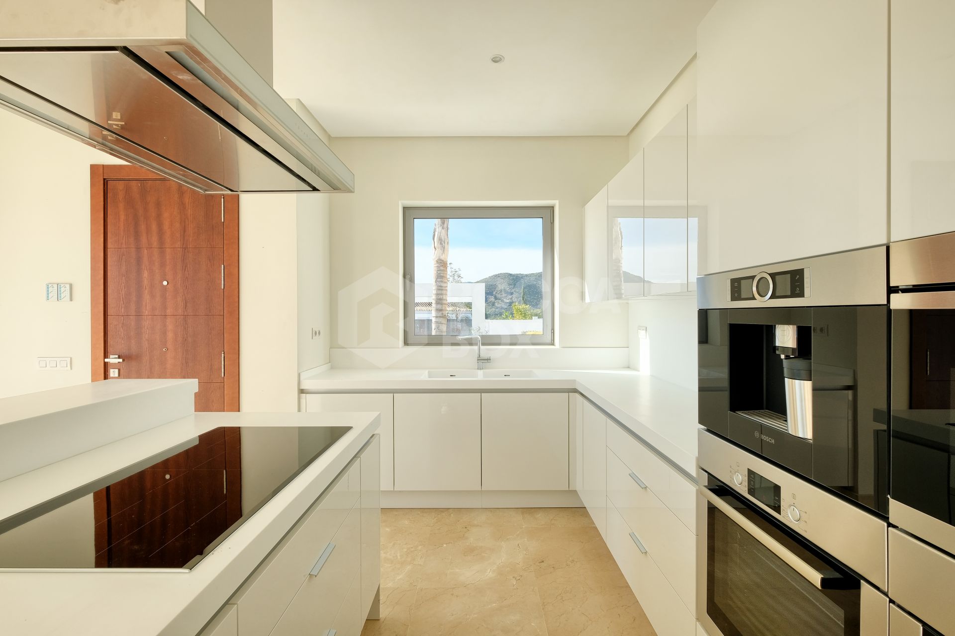 Contemporary 4 bedroom Villa in Puerto del Capitán, Benahavís