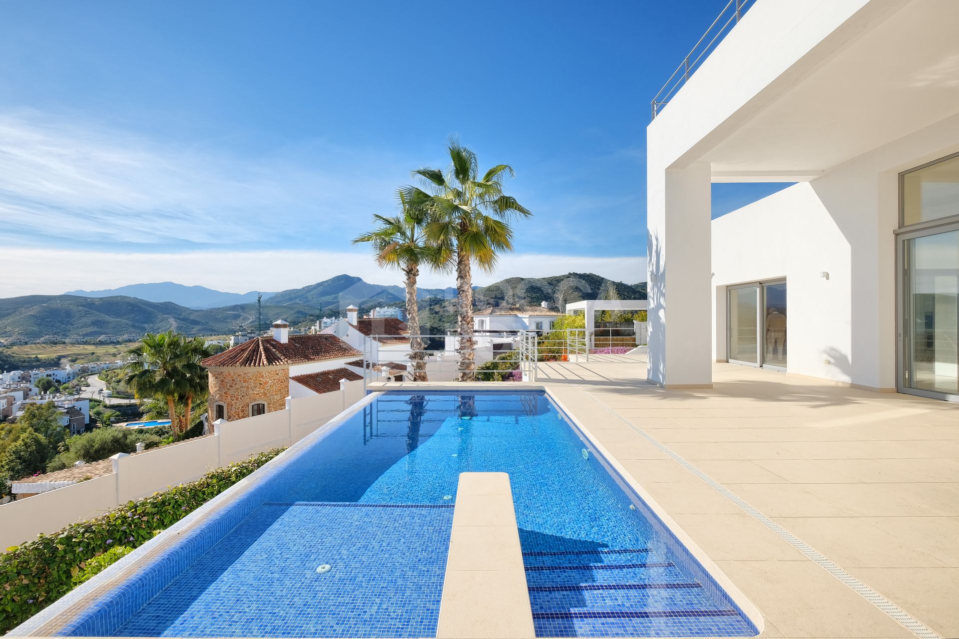 Contemporary 4 bedroom Villa in Puerto del Capitán, Benahavís
