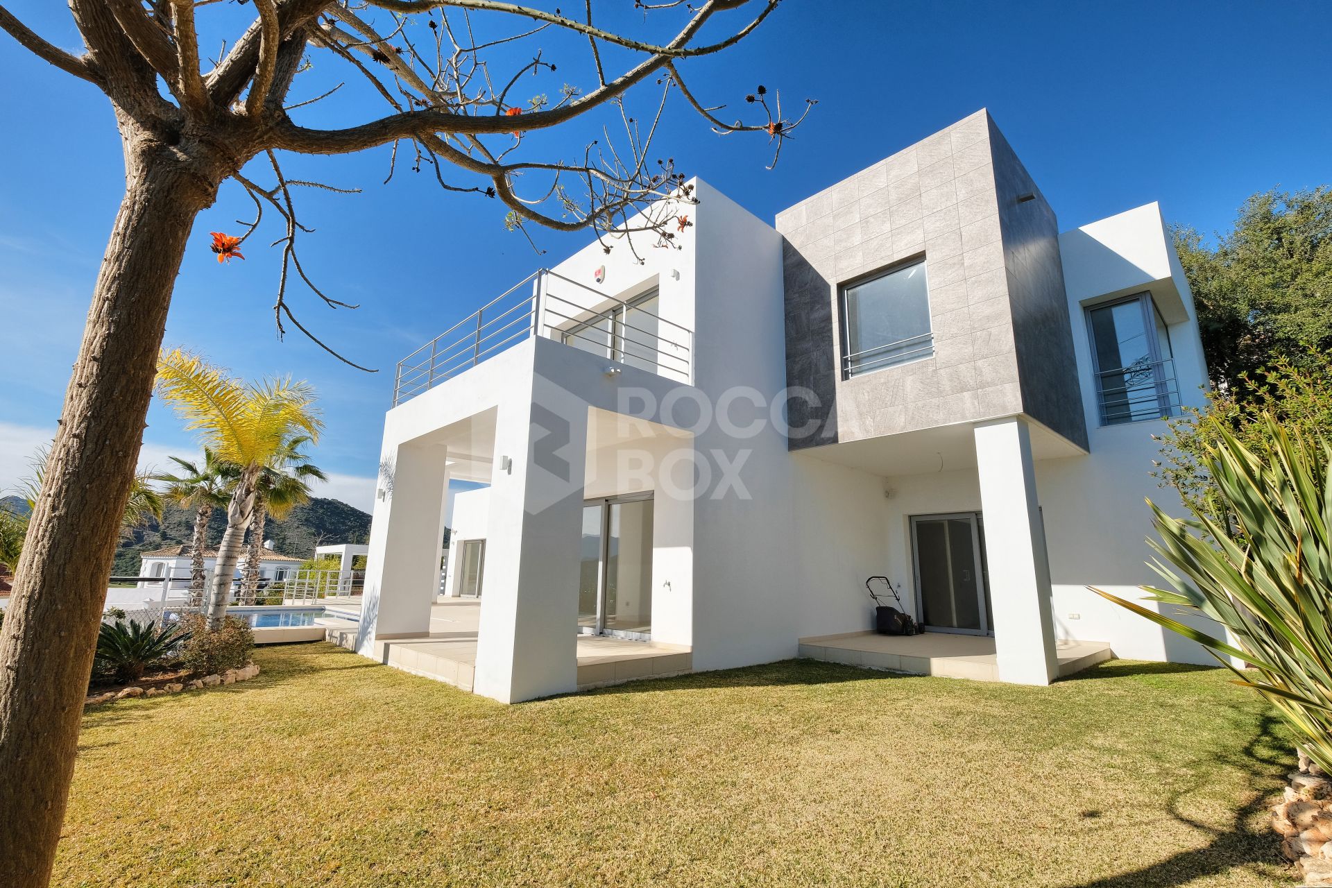 Contemporary 4 bedroom Villa in Puerto del Capitán, Benahavís