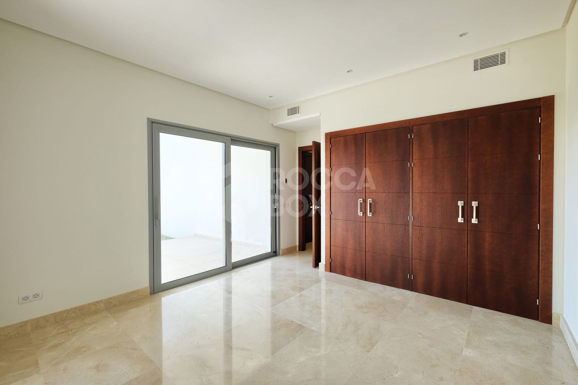 Contemporary 4 bedroom Villa in Puerto del Capitán, Benahavís