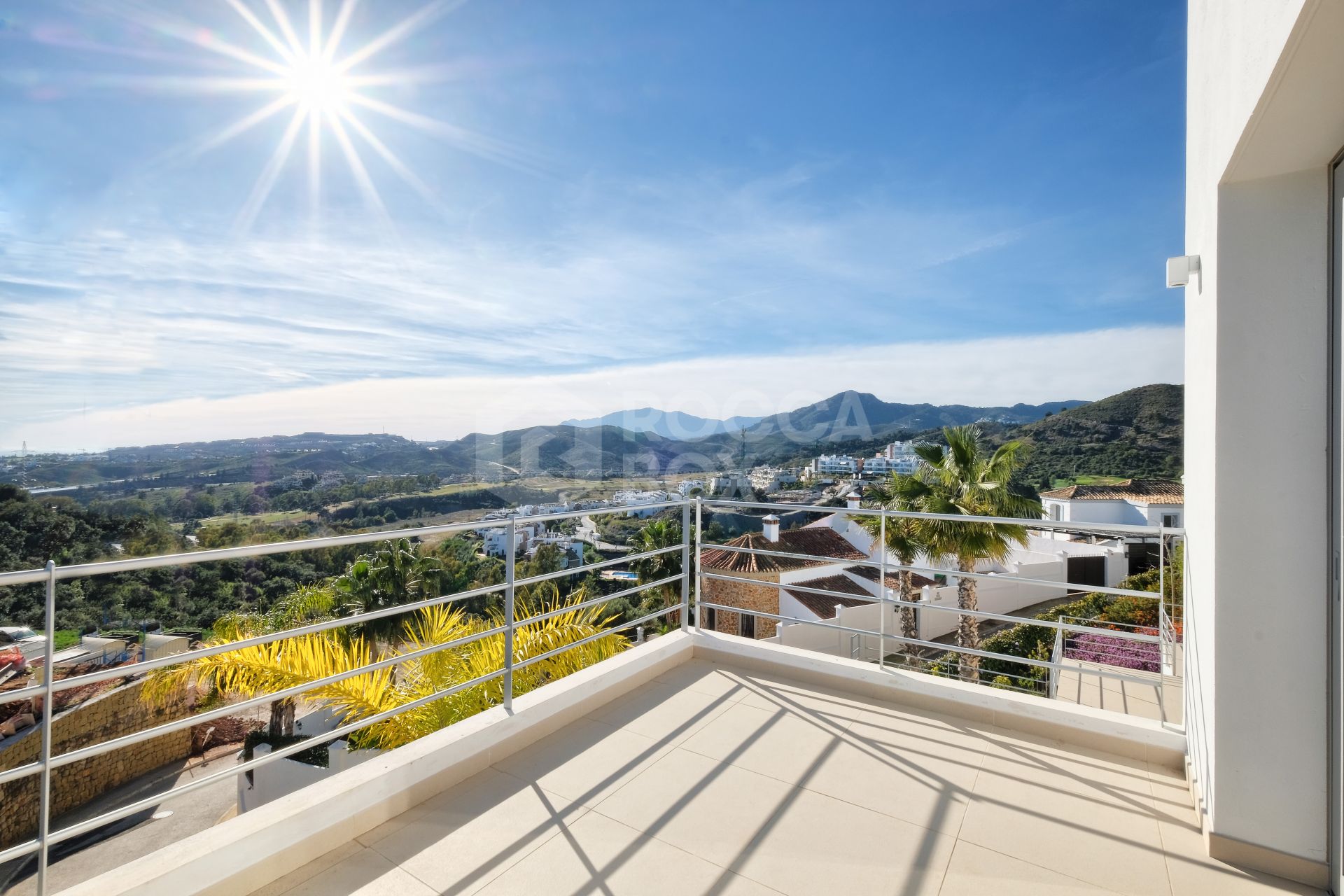 Contemporary 4 bedroom Villa in Puerto del Capitán, Benahavís