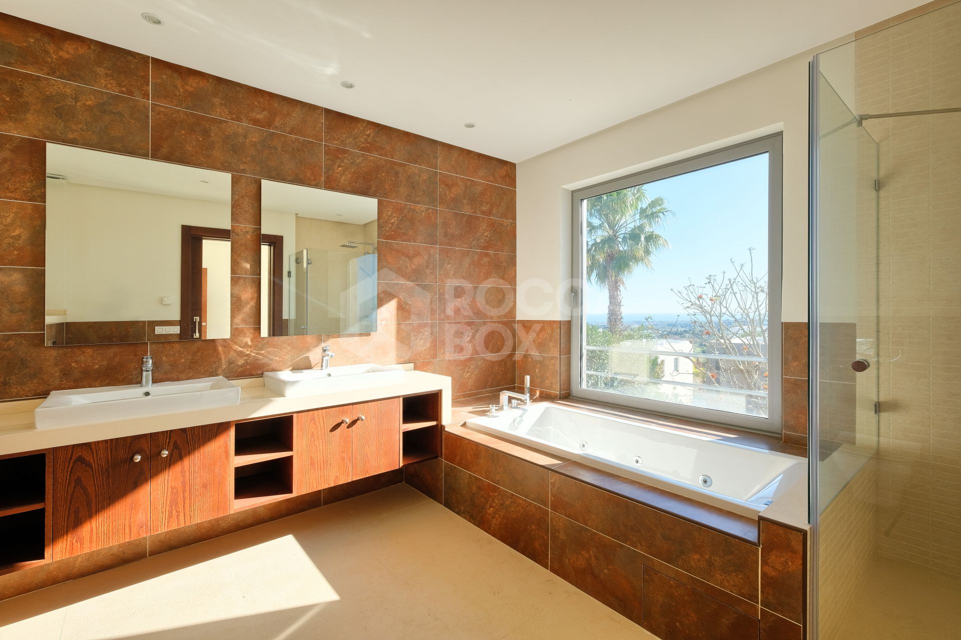 Contemporary 4 bedroom Villa in Puerto del Capitán, Benahavís