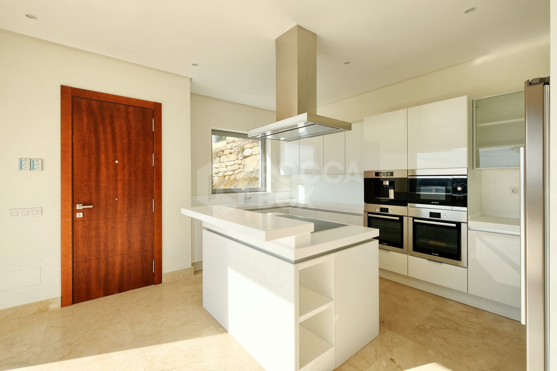 Contemporary 4 bedroom Villa in Puerto del Capitán, Benahavís