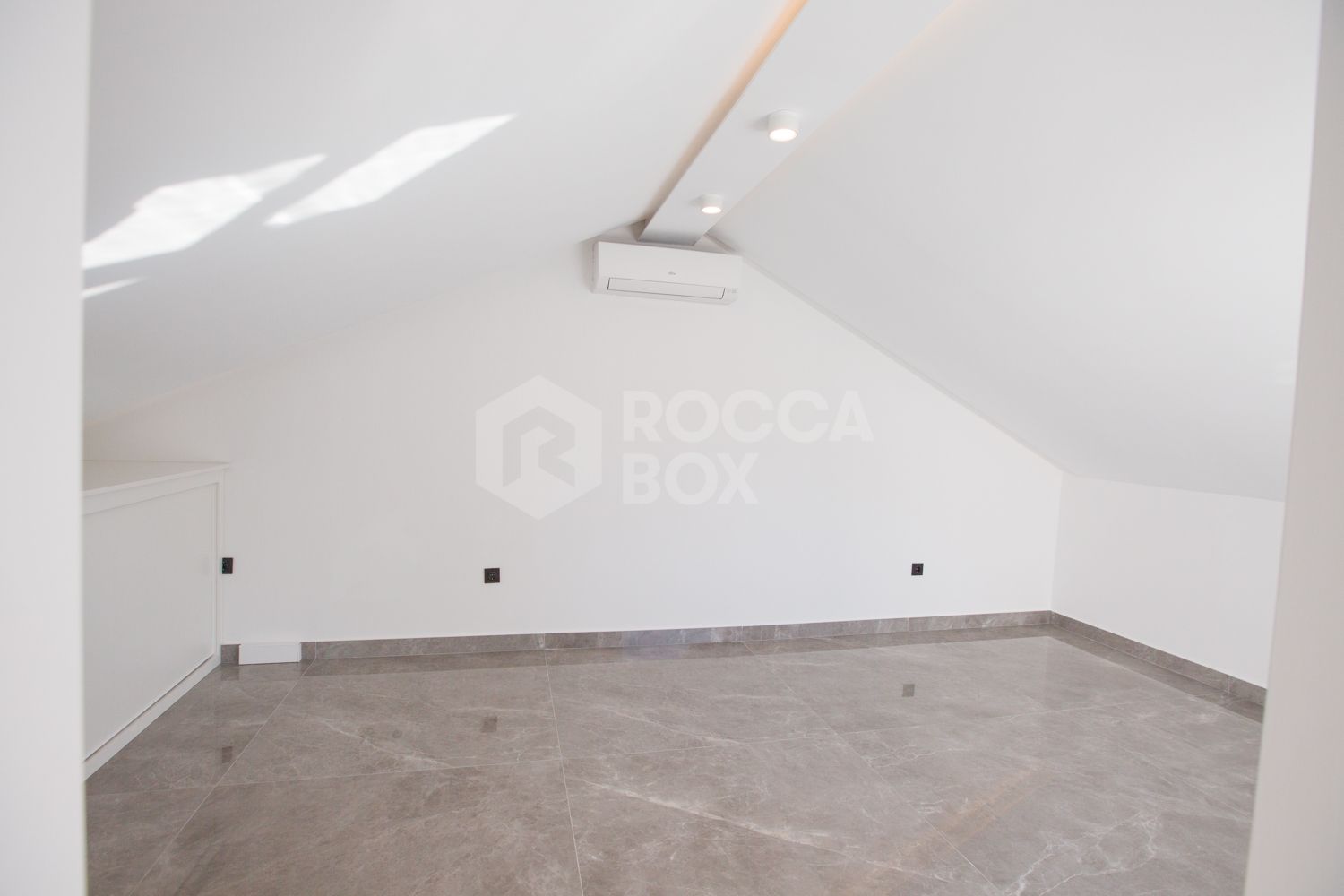 Renovated Corner Townhouse in Los Naranjos | Views of La Concha and 5 min from Puerto Banús