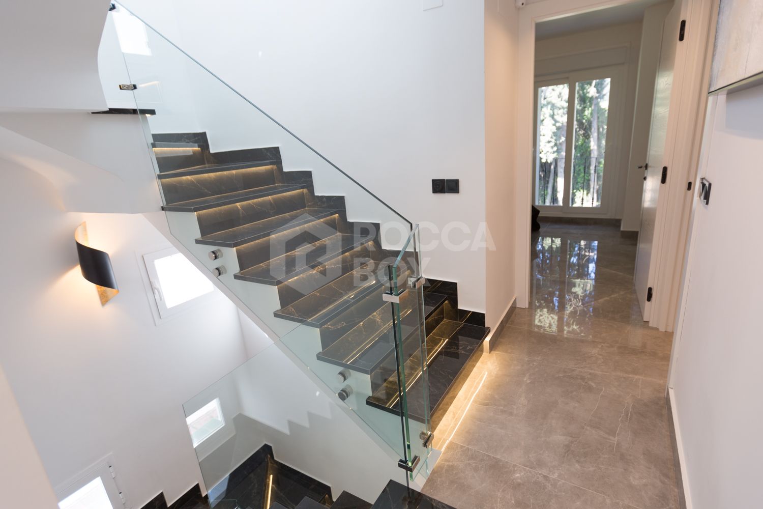 Renovated Corner Townhouse in Los Naranjos | Views of La Concha and 5 min from Puerto Banús