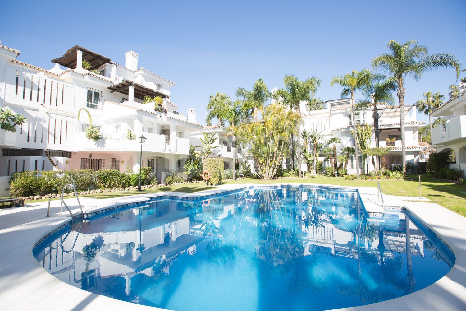 Renovated Corner Townhouse in Los Naranjos | Views of La Concha and 5 min from Puerto Banús