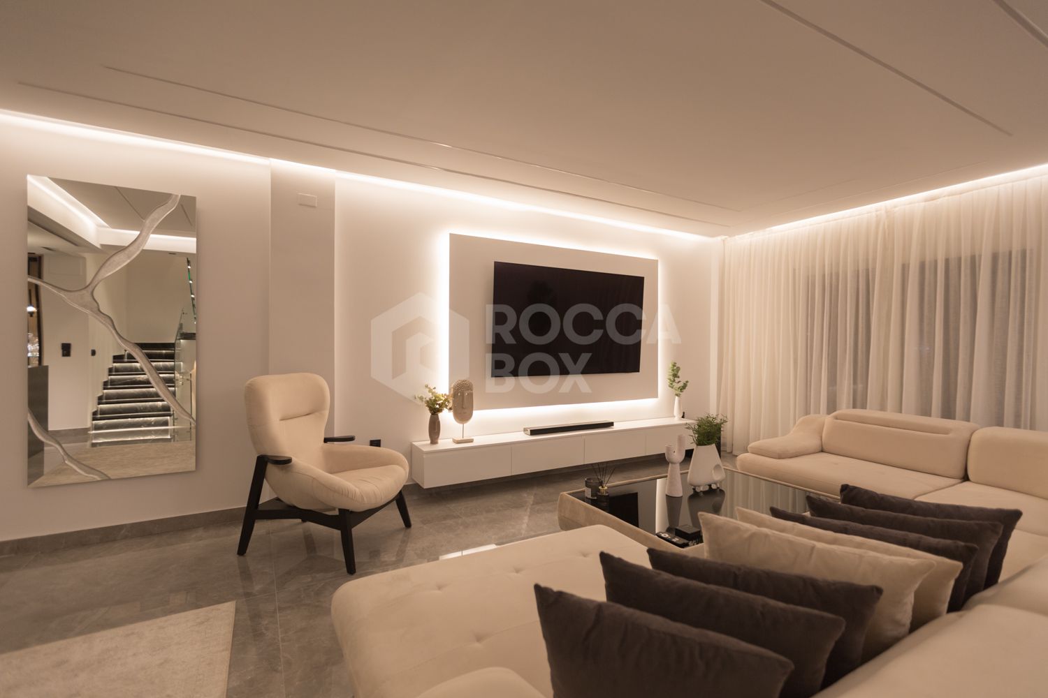 Renovated Corner Townhouse in Los Naranjos | Views of La Concha and 5 min from Puerto Banús