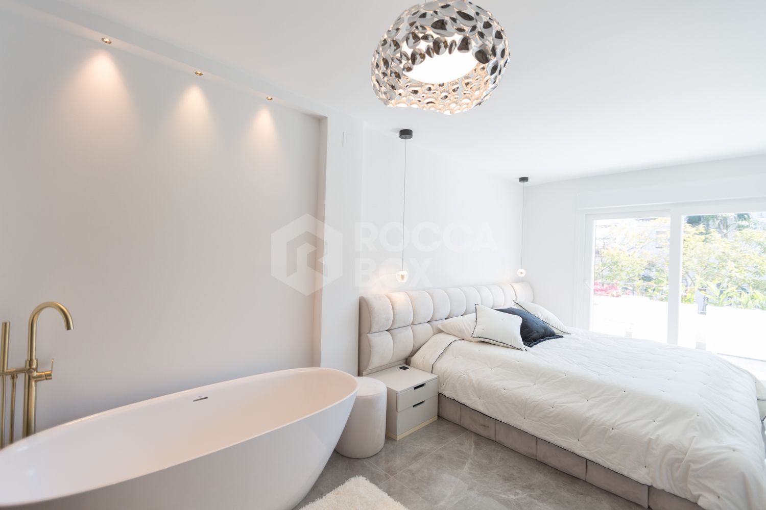 Renovated Corner Townhouse in Los Naranjos | Views of La Concha and 5 min from Puerto Banús