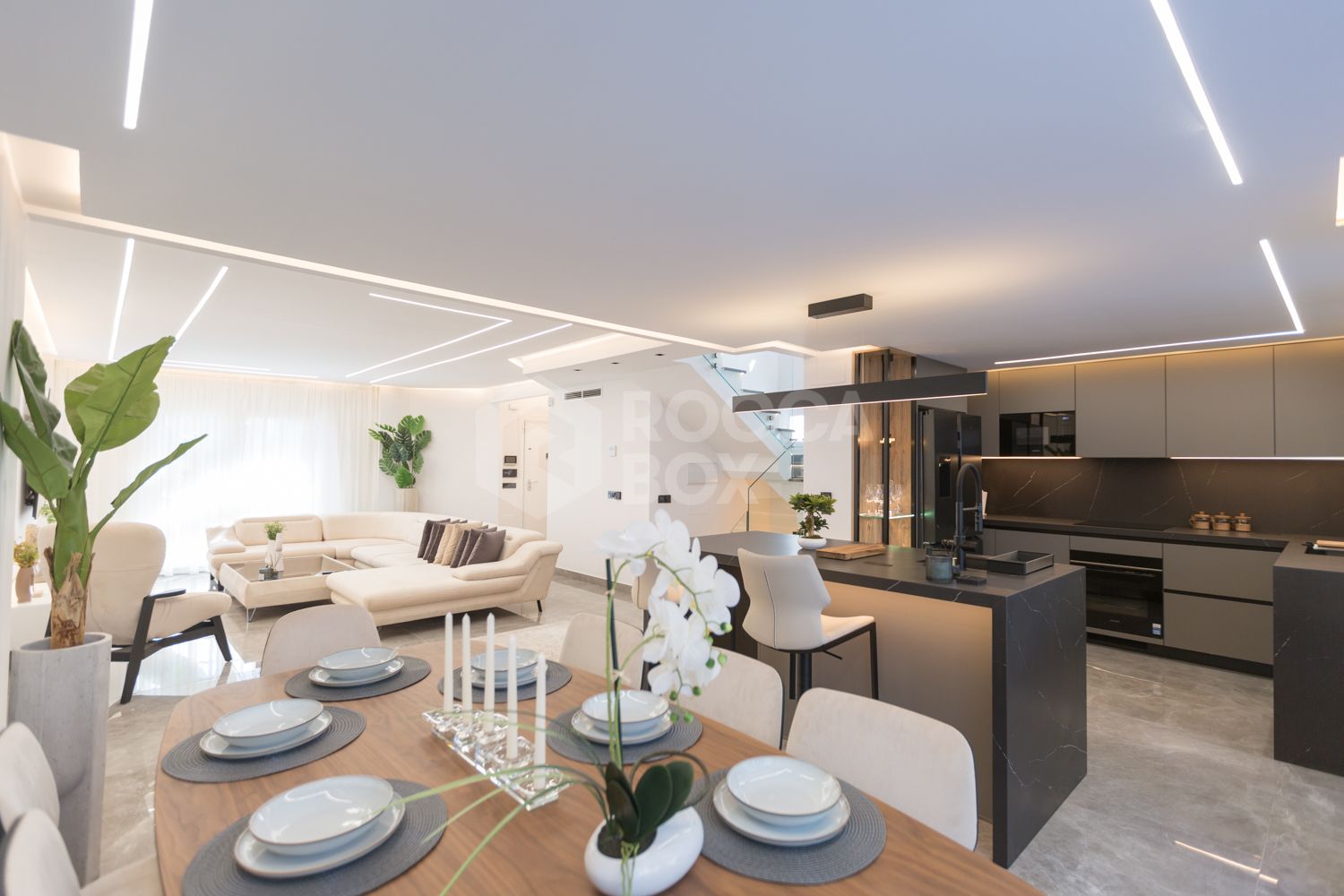 Renovated Corner Townhouse in Los Naranjos | Views of La Concha and 5 min from Puerto Banús