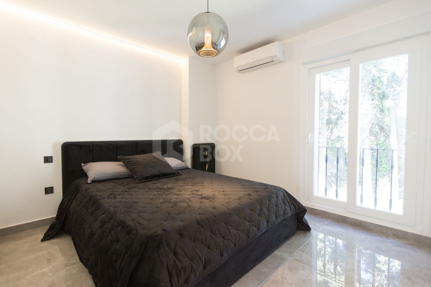 Renovated Corner Townhouse in Los Naranjos | Views of La Concha and 5 min from Puerto Banús