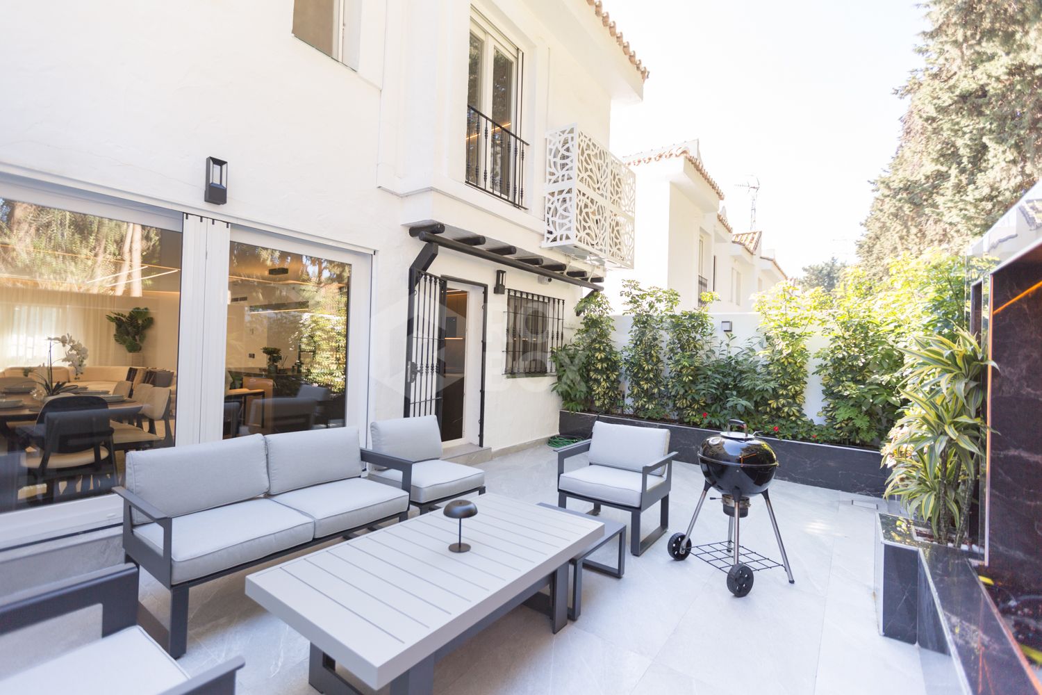 Renovated Corner Townhouse in Los Naranjos | Views of La Concha and 5 min from Puerto Banús