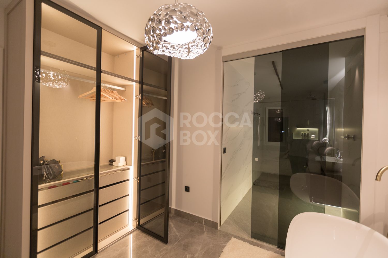 Renovated Corner Townhouse in Los Naranjos | Views of La Concha and 5 min from Puerto Banús