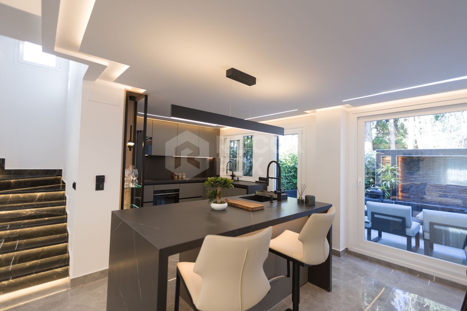 Renovated Corner Townhouse in Los Naranjos | Views of La Concha and 5 min from Puerto Banús