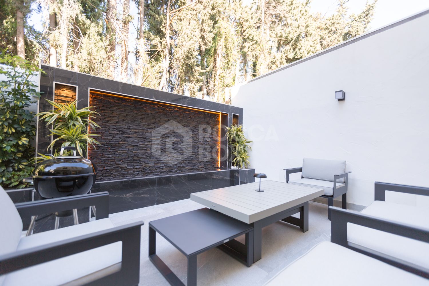 Renovated Corner Townhouse in Los Naranjos | Views of La Concha and 5 min from Puerto Banús