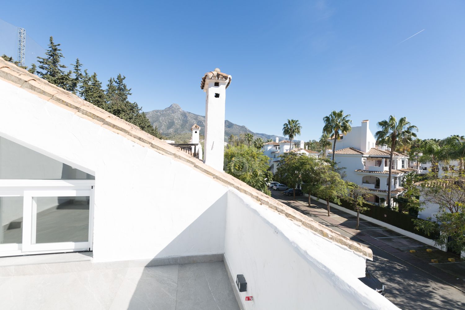 Renovated Corner Townhouse in Los Naranjos | Views of La Concha and 5 min from Puerto Banús