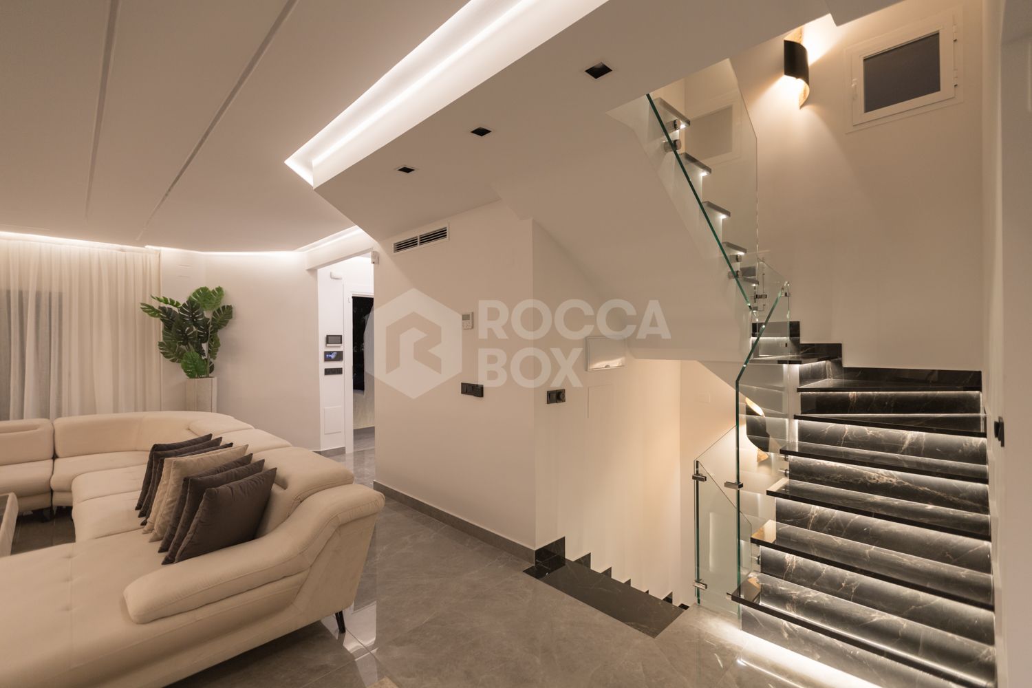 Renovated Corner Townhouse in Los Naranjos | Views of La Concha and 5 min from Puerto Banús