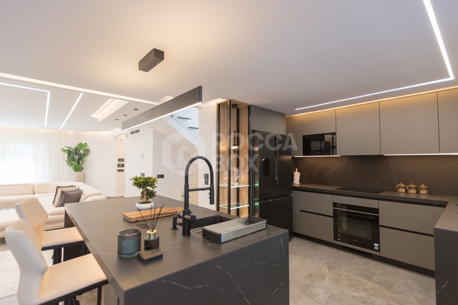 Renovated Corner Townhouse in Los Naranjos | Views of La Concha and 5 min from Puerto Banús