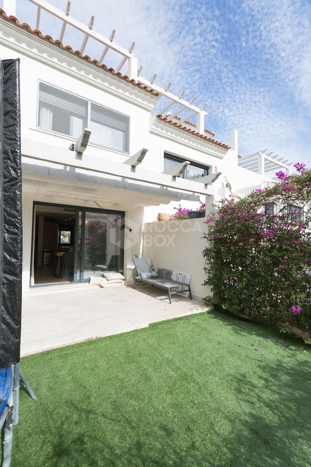 Elegance and light in a townhouse with private garden and solarium