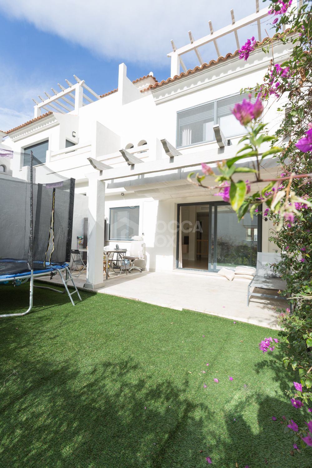 Elegance and light in a townhouse with private garden and solarium