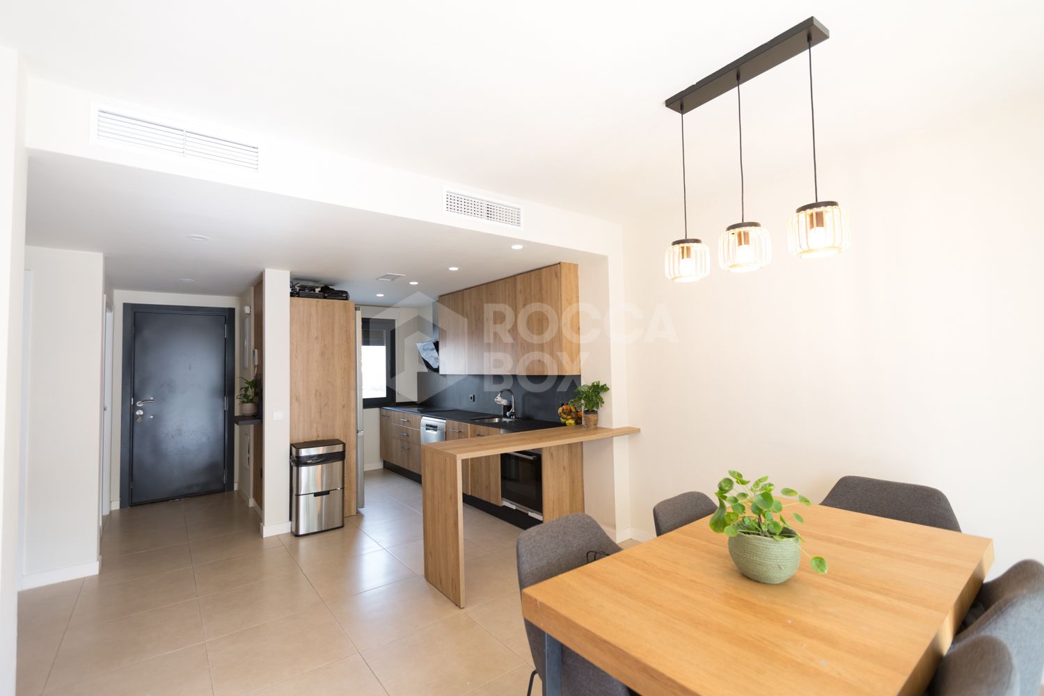 Elegance and light in a townhouse with private garden and solarium