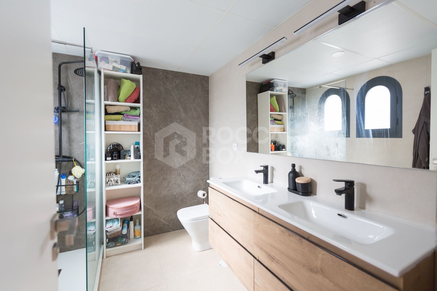 Elegance and light in a townhouse with private garden and solarium