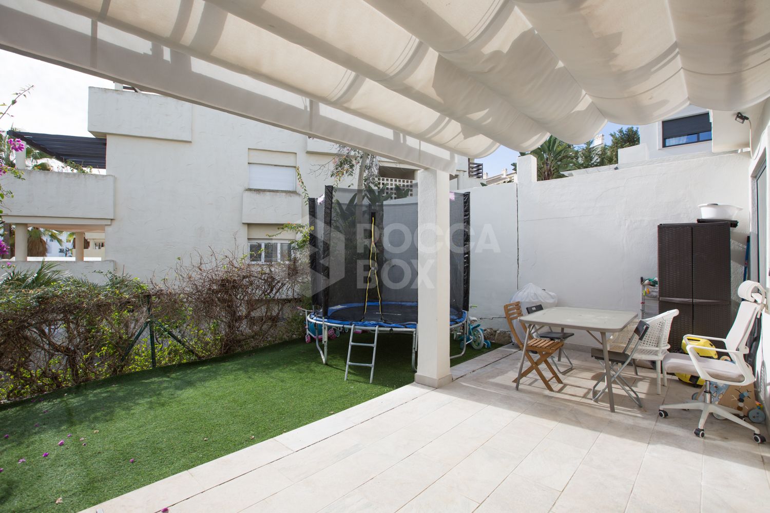 Elegance and light in a townhouse with private garden and solarium