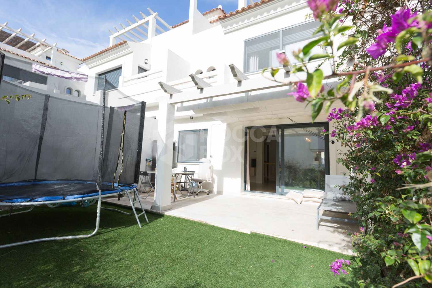 Elegance and light in a townhouse with private garden and solarium