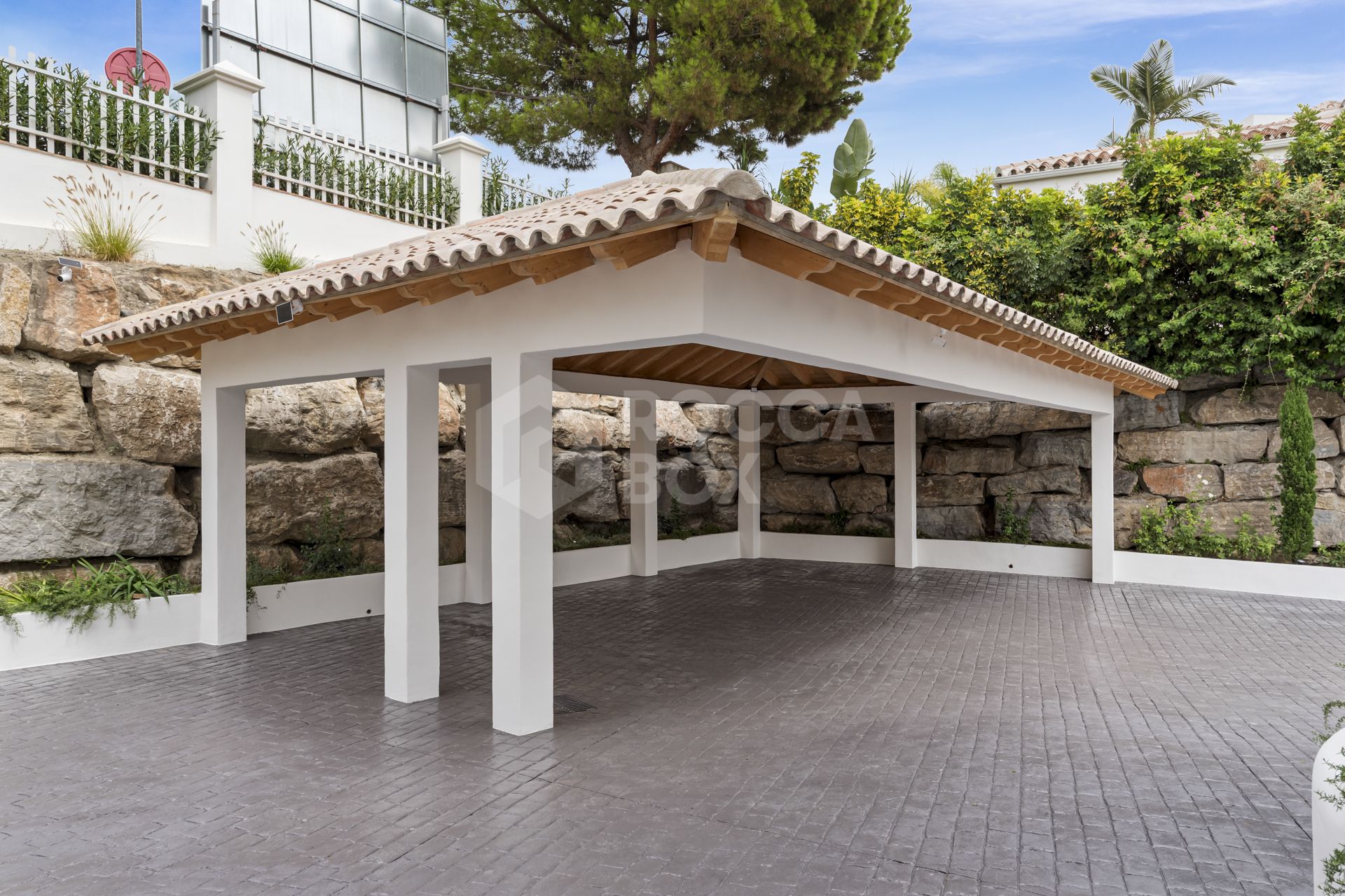 Exclusive 4 bedroom villa completely renovated in La Alqueria, Benahavís