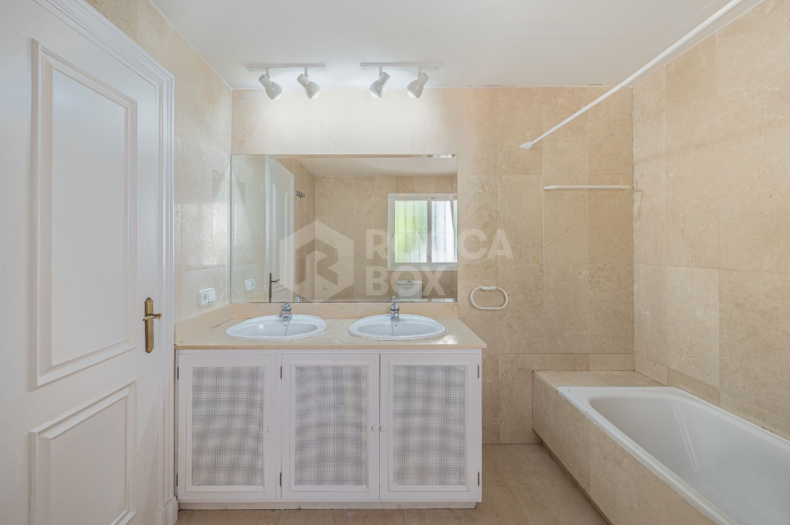 Spacious west-facing townhouse in La Quinta Golf, just a few steps from the Clubhouse