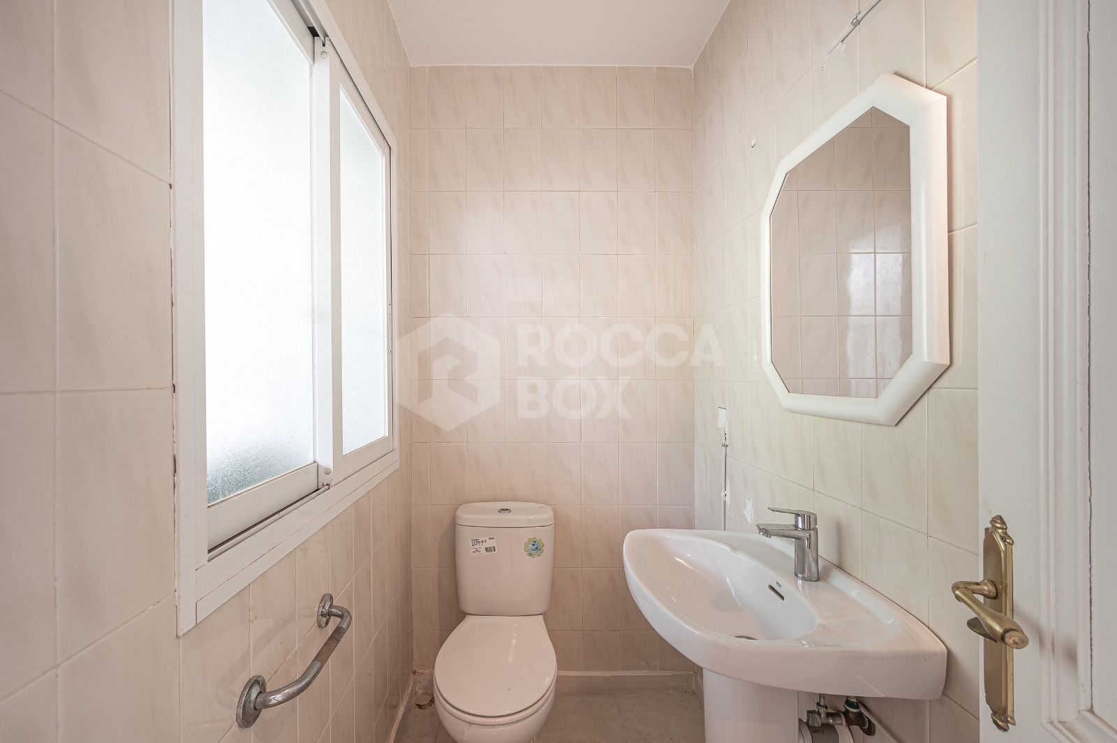 Spacious west-facing townhouse in La Quinta Golf, just a few steps from the Clubhouse