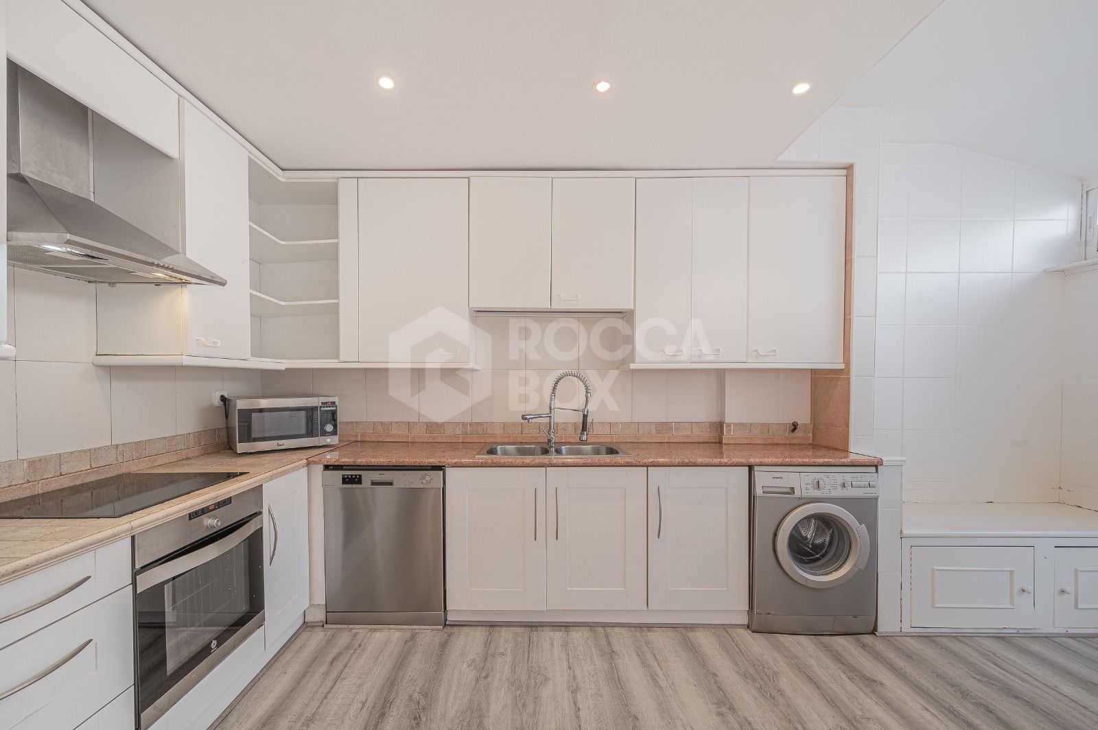 Spacious west-facing townhouse in La Quinta Golf, just a few steps from the Clubhouse